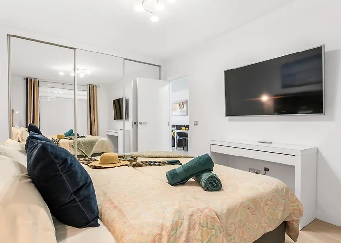 Modern Cristianos Center 公寓